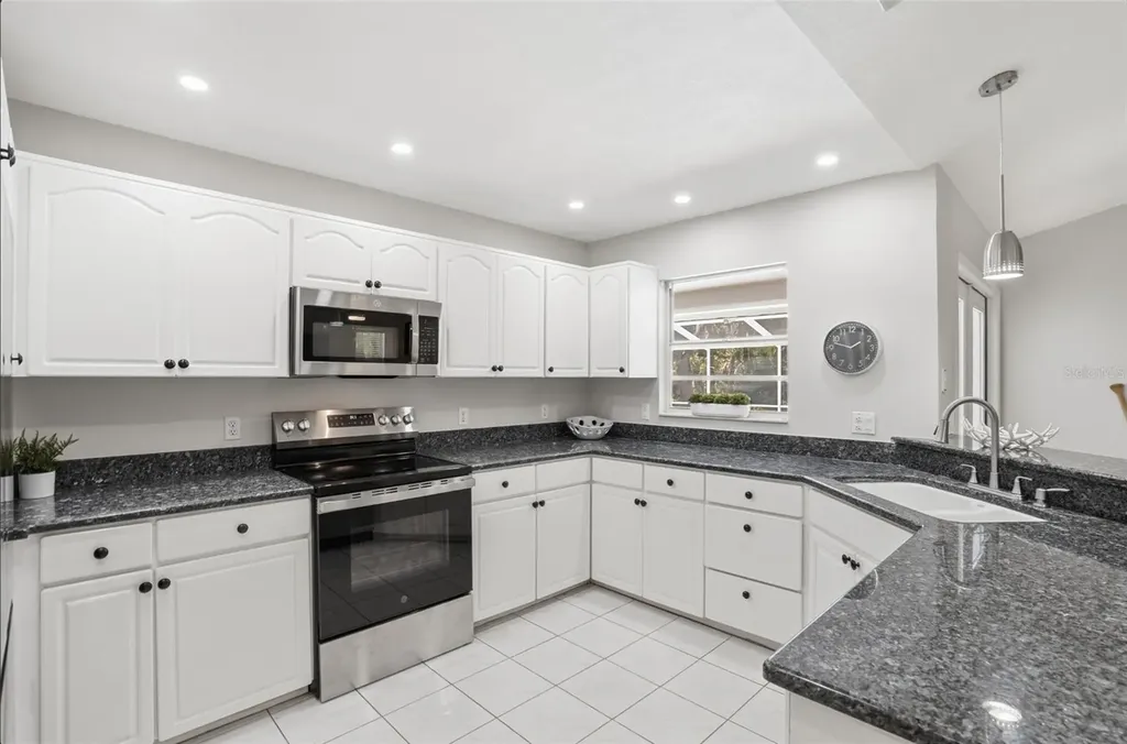 610 Woodview Way Bradenton FL 34212