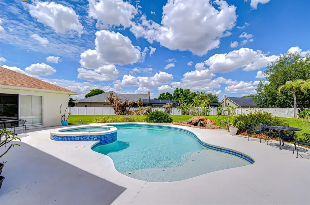 2833 Mossy Timber Trail Valrico FL 33596