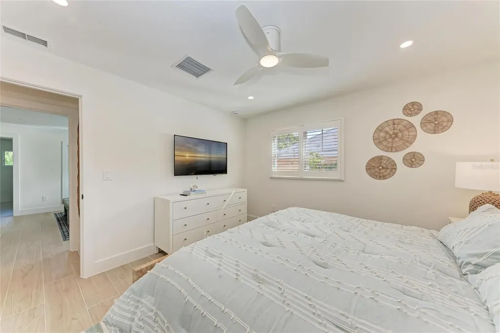 431 Island Circle Sarasota FL 34242