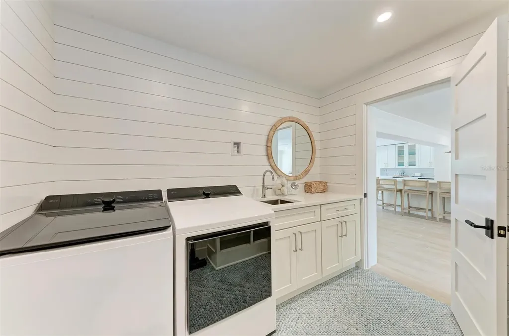 431 Island Circle Sarasota FL 34242