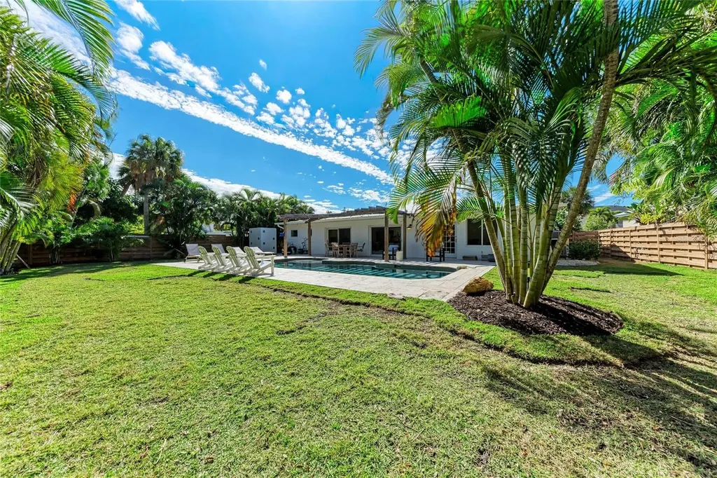 431 Island Circle Sarasota FL 34242