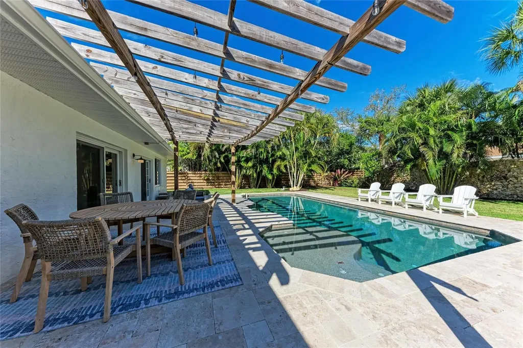 431 Island Circle Sarasota FL 34242