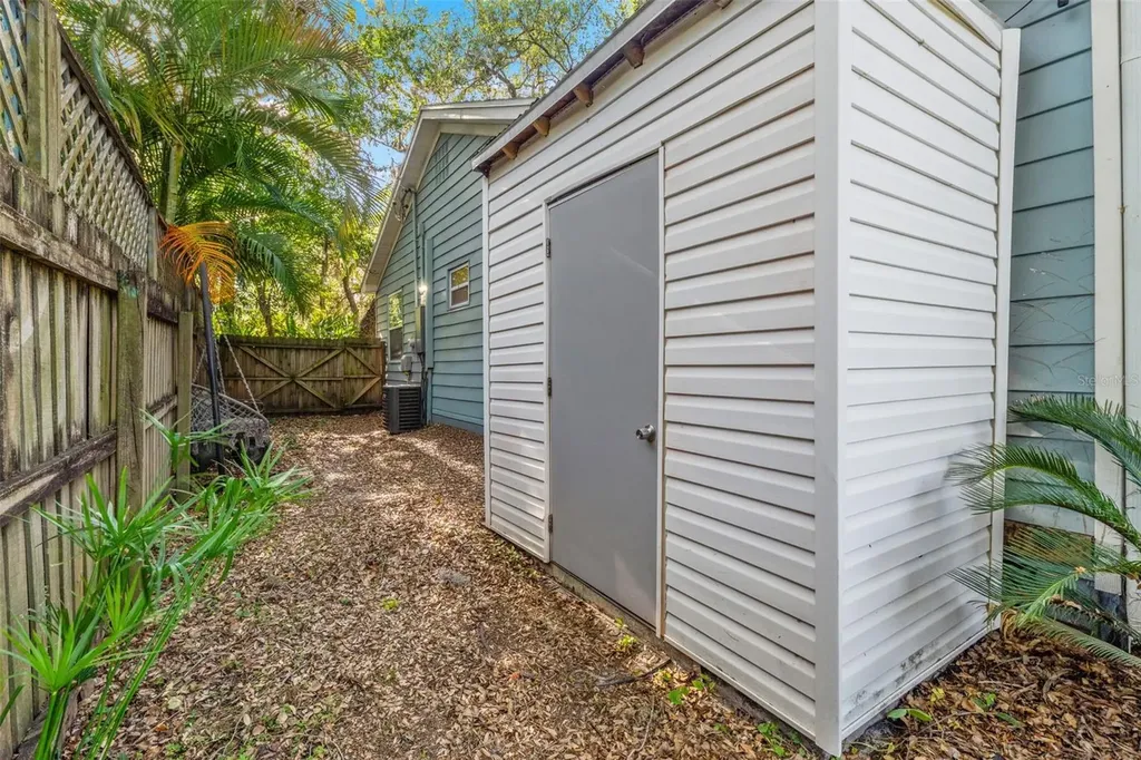 1502 E Park Circle Tampa FL 33610