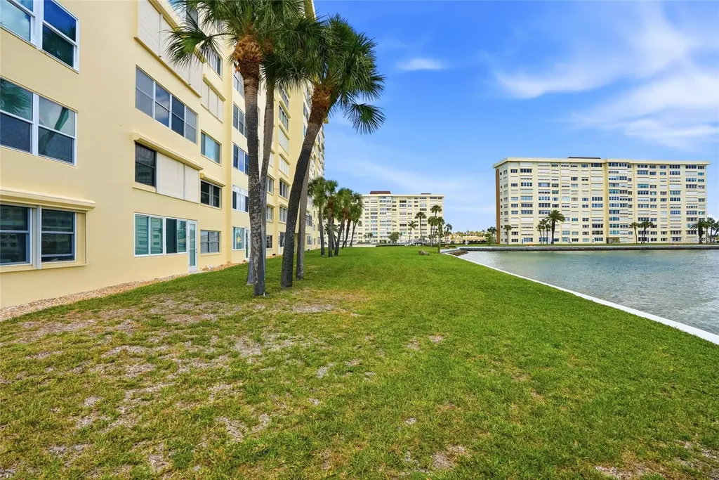 4775 Cove Cir Circle N St Petersburg FL 33708