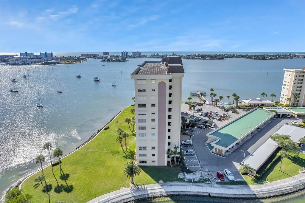 4775 Cove Cir Circle N St Petersburg FL 33708