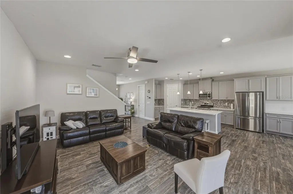 14633 Red Castle Avenue Lithia FL 33547