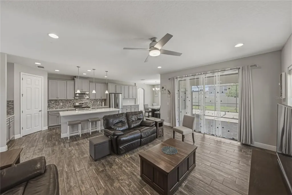 14633 Red Castle Avenue Lithia FL 33547