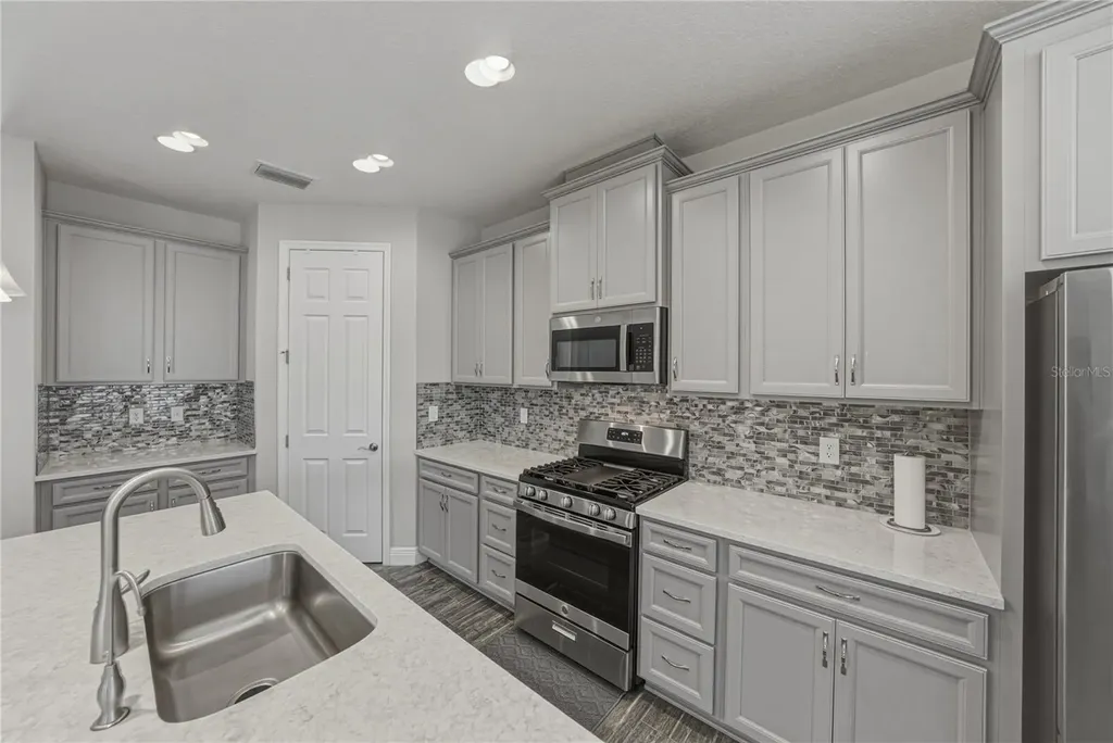 14633 Red Castle Avenue Lithia FL 33547