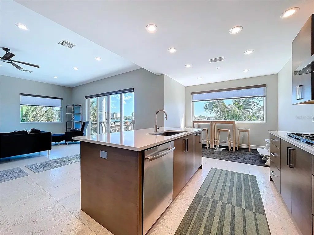 306 Bay Plaza Treasure Island FL 33706