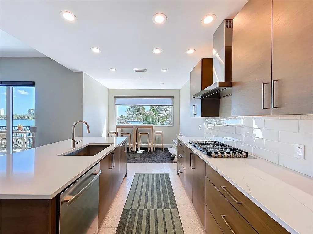 306 Bay Plaza Treasure Island FL 33706