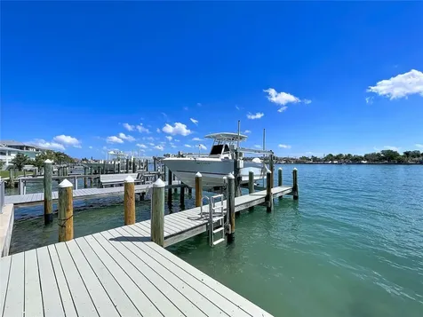 306 Bay Plaza Treasure Island FL 33706
