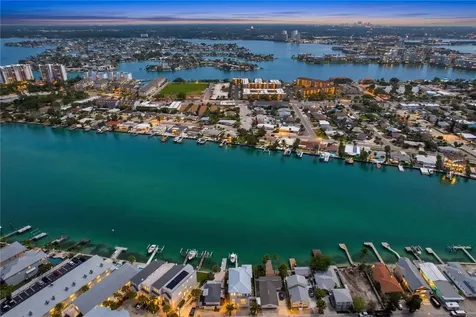 306 Bay Plaza Treasure Island FL 33706