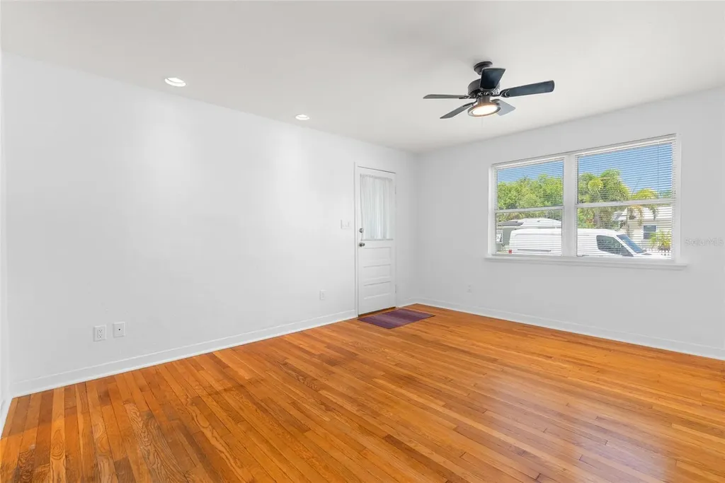 1220 35th Avenue N St Petersburg FL 33704