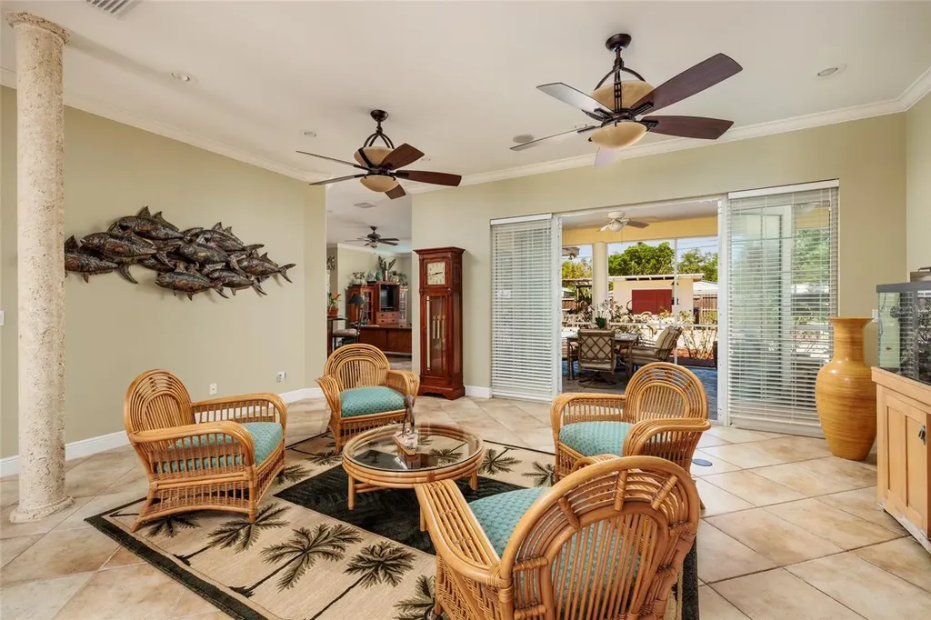 6737 Mango Avenue S St Petersburg FL 33707