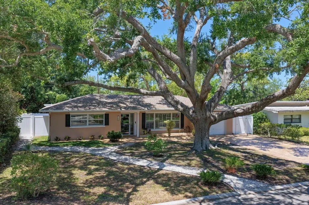 1702 Meredith Lane Belleair FL 33756