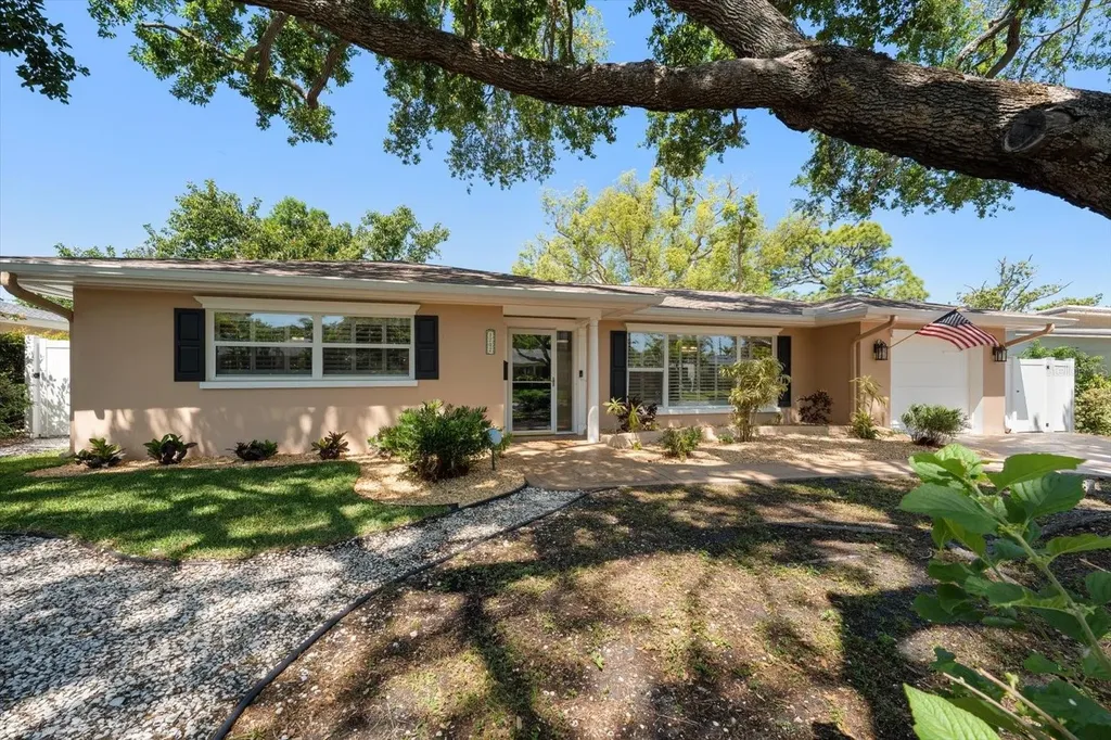 1702 Meredith Lane Belleair FL 33756