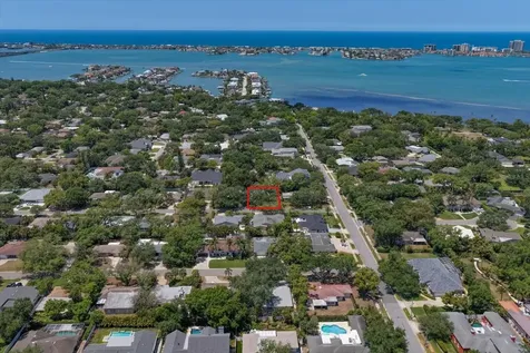 1702 Meredith Lane Belleair FL 33756