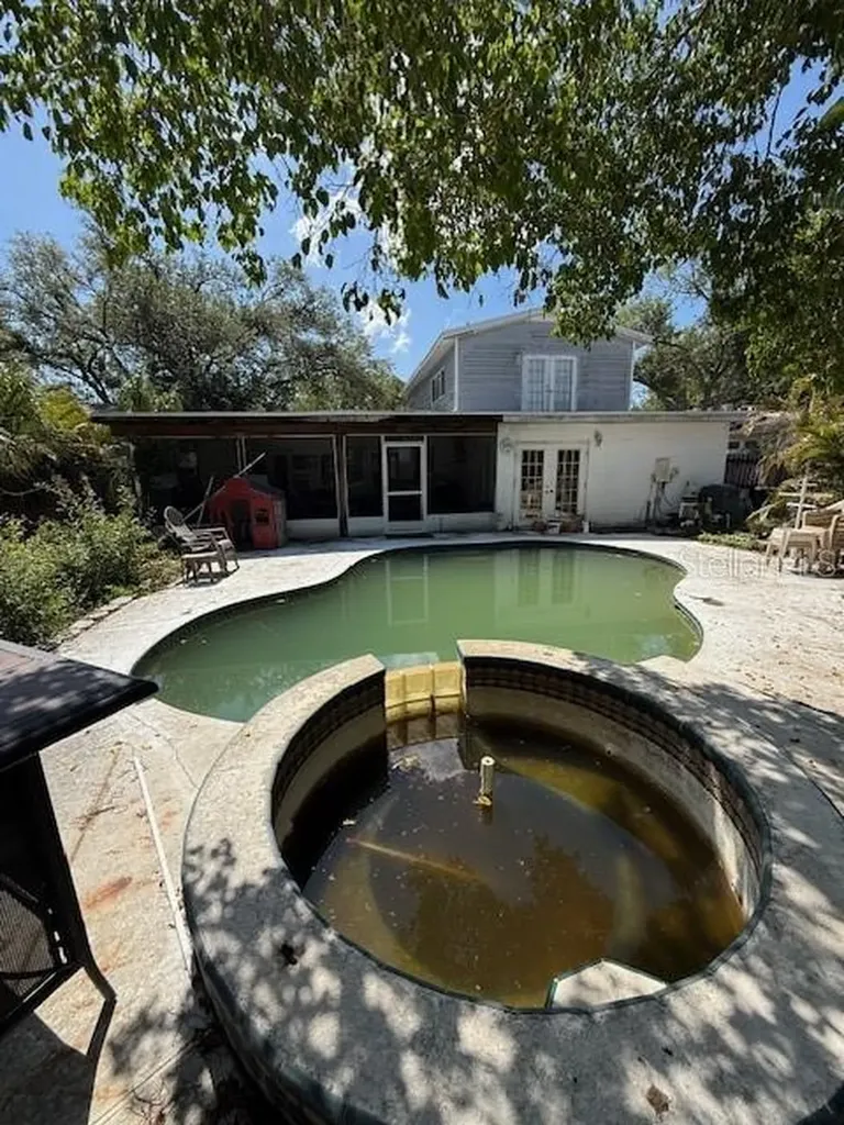 1700 Country Club Road N St Petersburg FL 33710