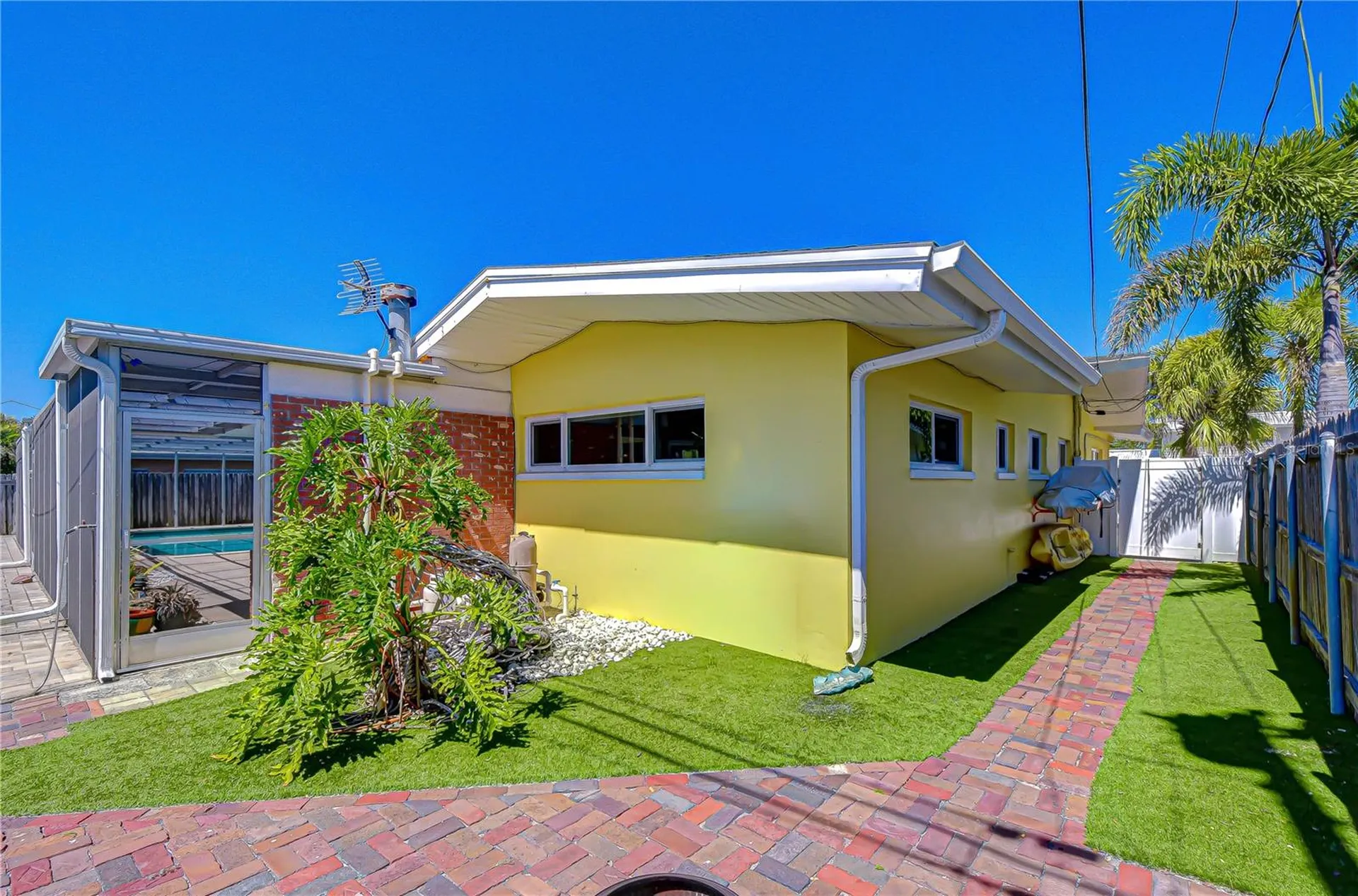 9625 Commodore Drive Seminole FL 33776