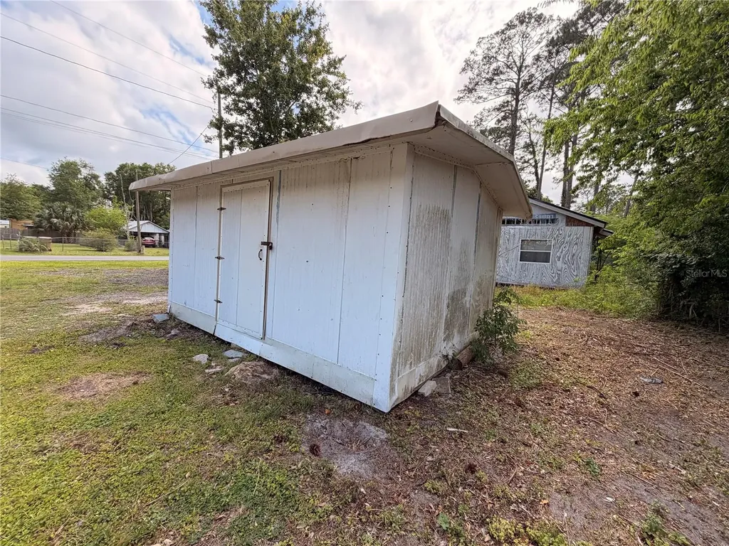 Armadillo Road Astor FL 32102
