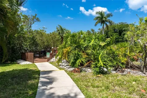 850 S Tamiami Trail Sarasota FL 34236