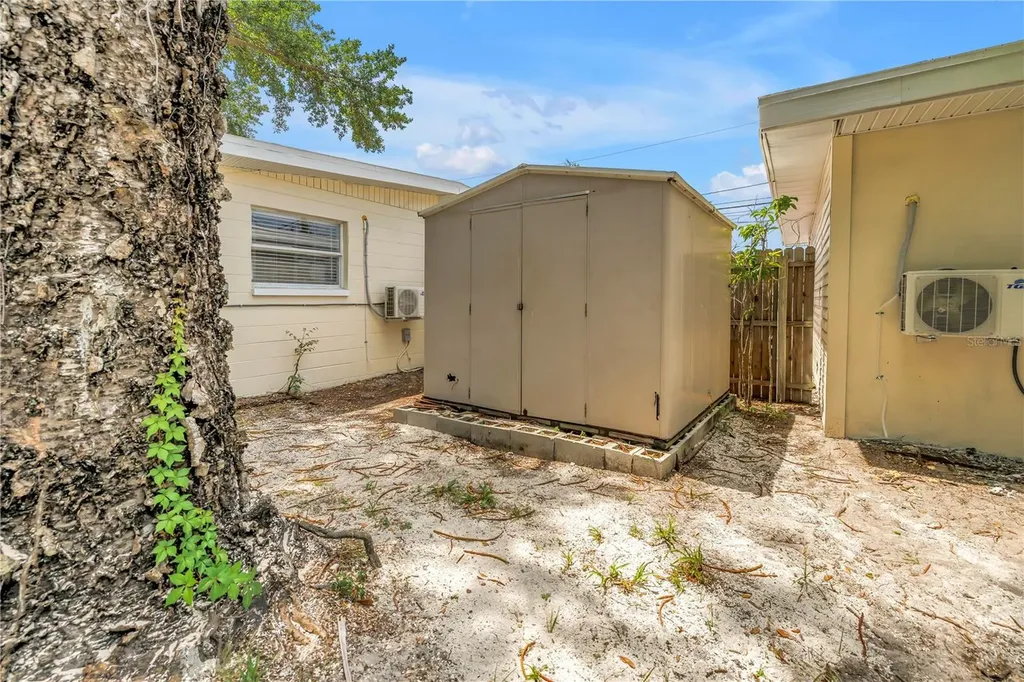 110 NE Monroe Circle N St Petersburg FL 33702