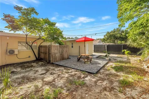 110 NE Monroe Circle N St Petersburg FL 33702