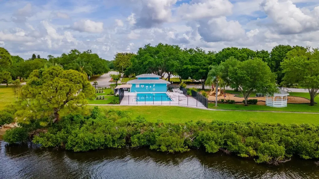 4839 14th Avenue E Bradenton FL 34208
