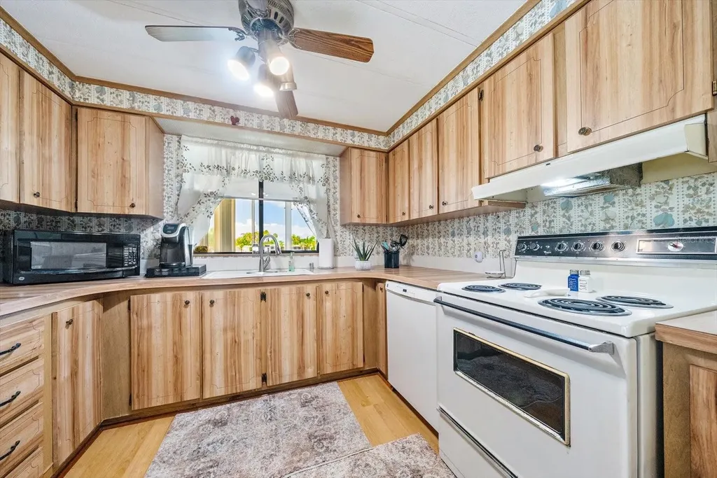 132 Lakeview Drive Palmetto FL 34221