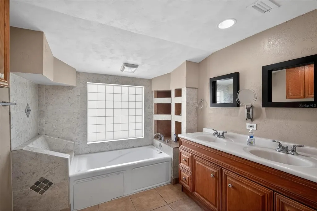 1406 Haven Bend Tampa FL 33613