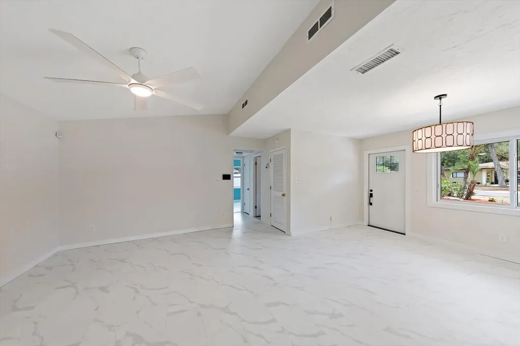 11012 52nd Avenue N St Petersburg FL 33708