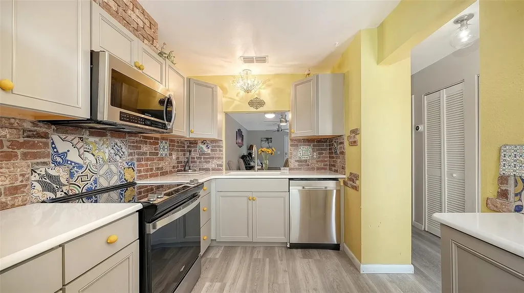 6921 Holmes Boulevard Holmes Beach FL 34217