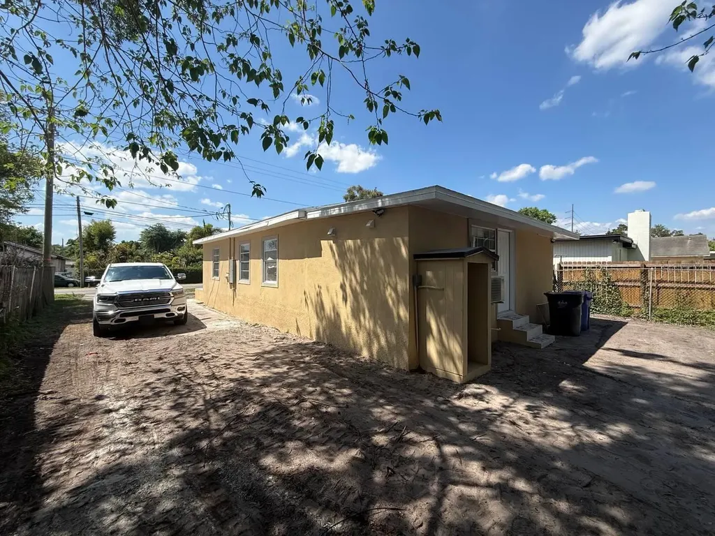 7211 N Himes Avenue Tampa FL 33614