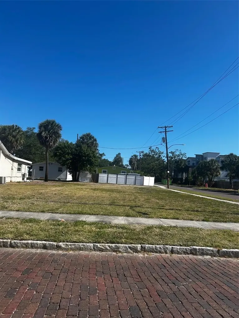 527 Paris Avenue S St Petersburg FL 33701
