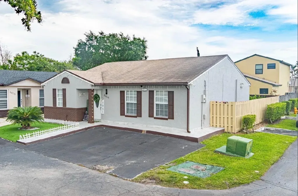 8419 NW 193rd Lane Hialeah FL 33015