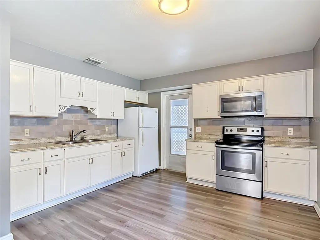 6155 9th Street Zephyrhills FL 33542