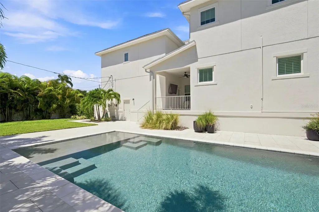 312 35th Avenue NE St Petersburg FL 33704