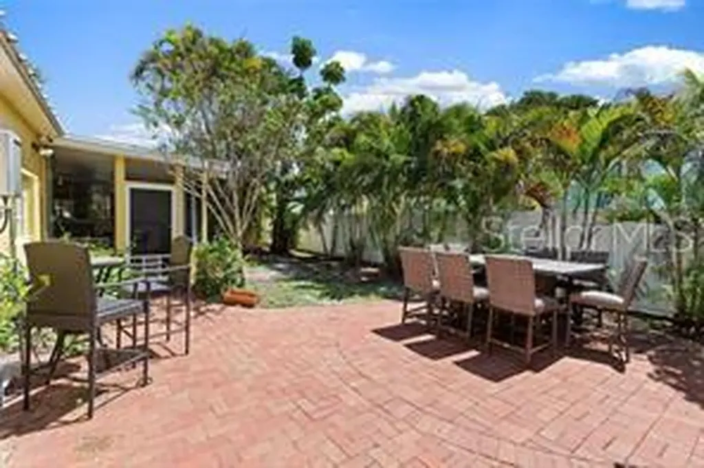 144 30th Avenue N St Petersburg FL 33704