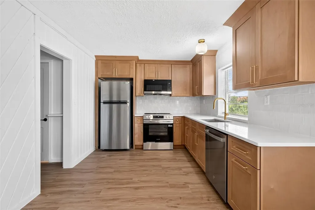 1202 E Caroline Street Tavares FL 32778