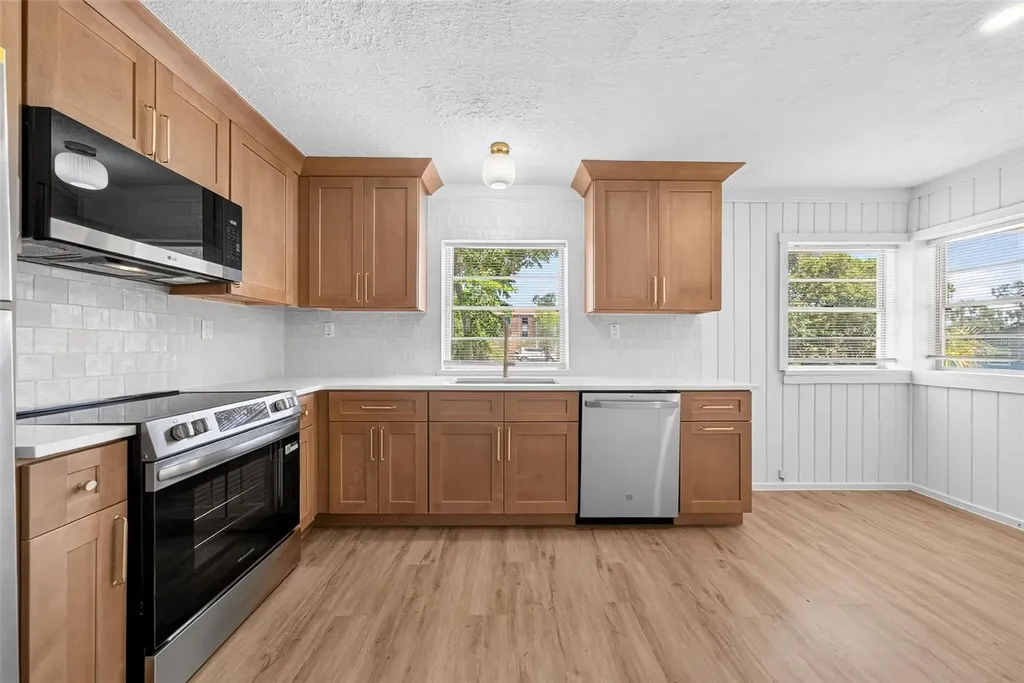 1202 E Caroline Street Tavares FL 32778