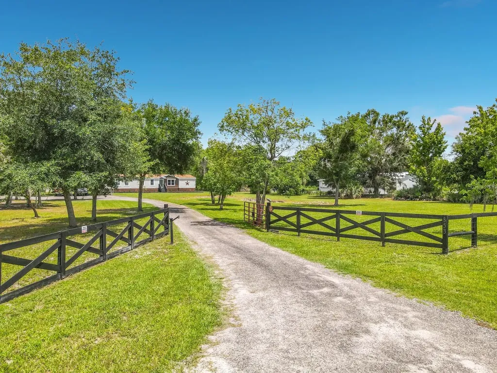 353 Uranus Trail Osteen FL 32764
