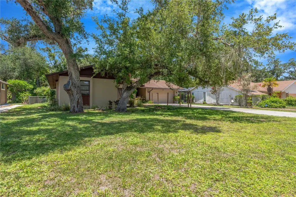 213 Whispering Oaks Court Sarasota FL 34232