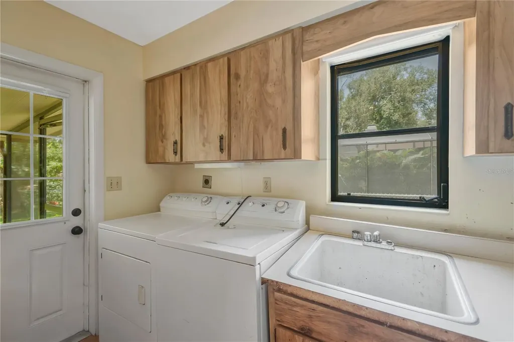 213 Whispering Oaks Court Sarasota FL 34232