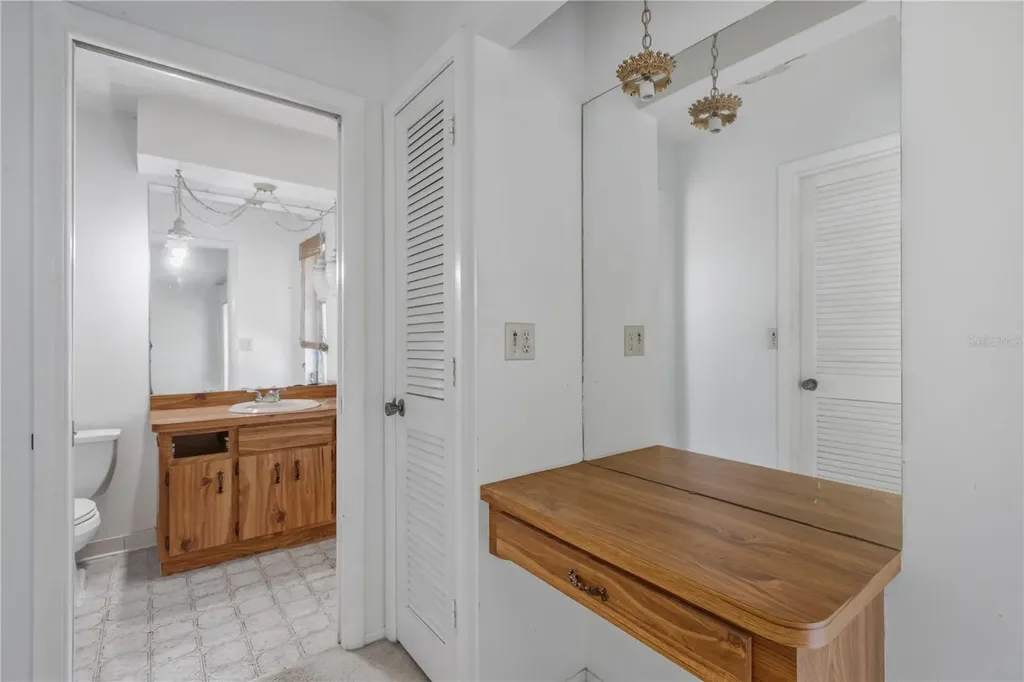213 Whispering Oaks Court Sarasota FL 34232