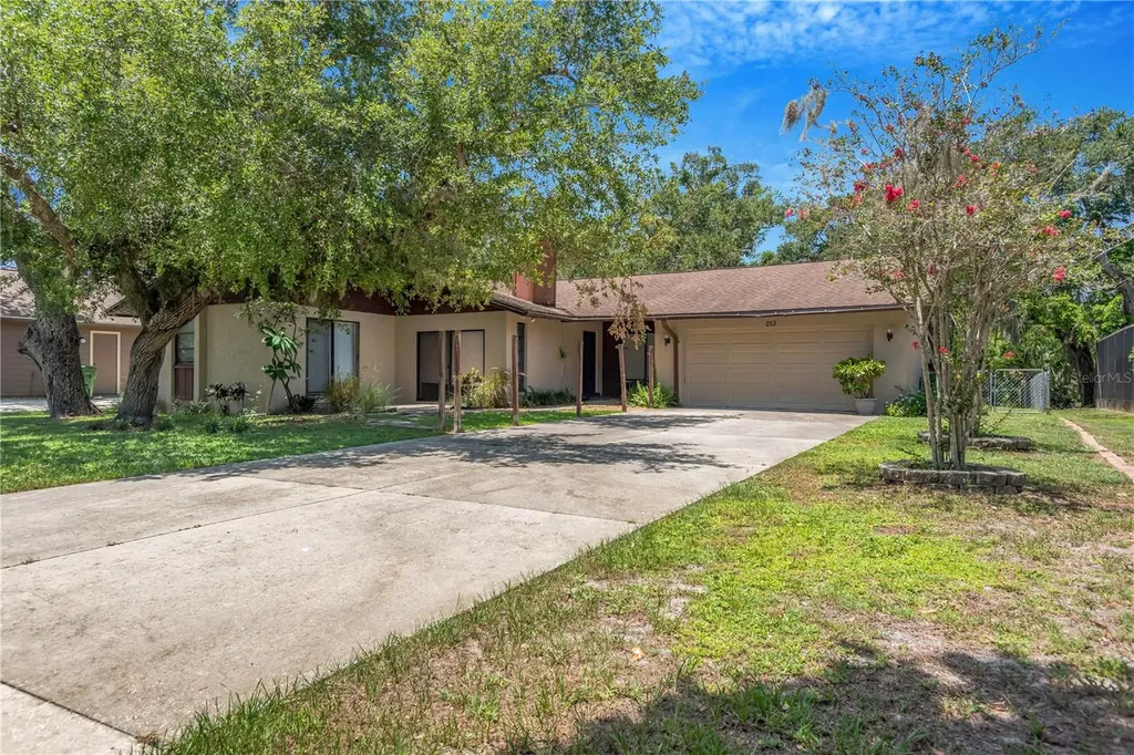 213 Whispering Oaks Court Sarasota FL 34232