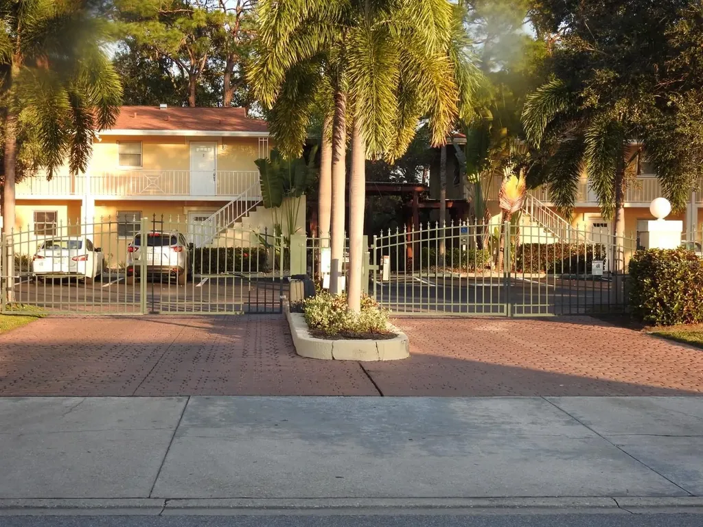 972 La Costa Circle Sarasota FL 34237