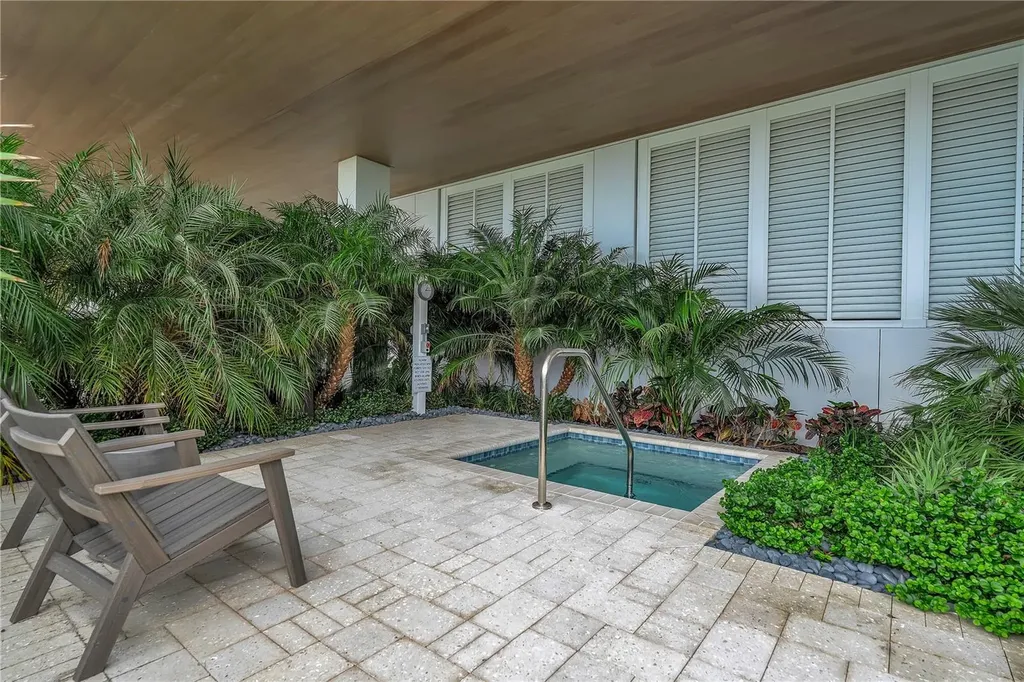 70 Avenida Veneccia Sarasota FL 34242