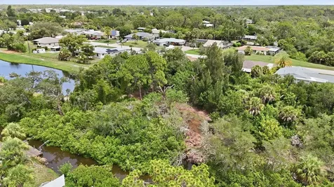 383 E Wentworth Circle Englewood FL 34223