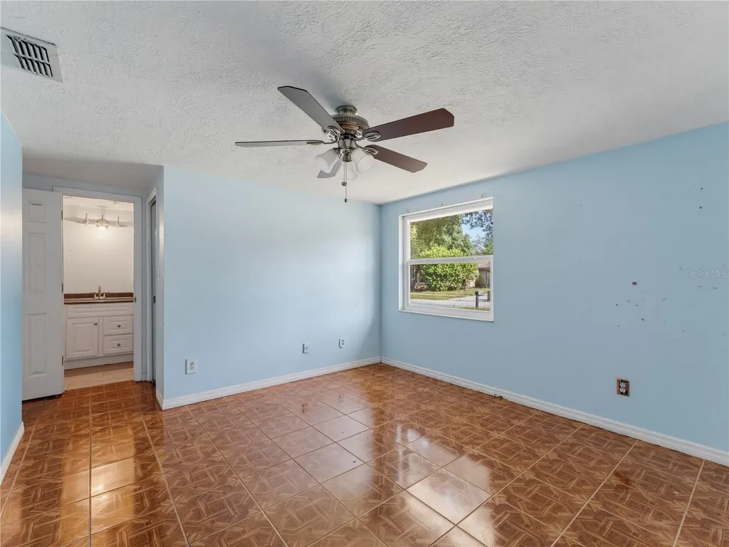 1116 E Oakwood Street Tarpon Springs FL 34689