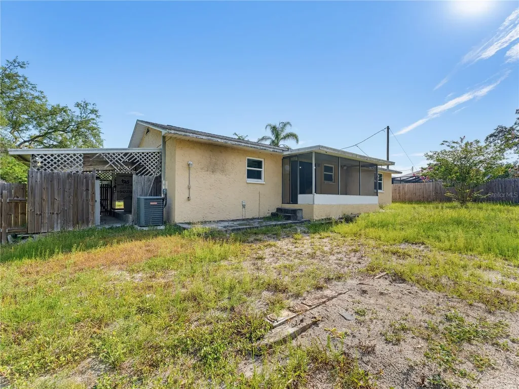 1116 E Oakwood Street Tarpon Springs FL 34689